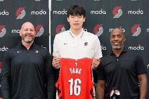 队记:有人建议解雇克罗宁 任职多年也打不进季后赛 球迷很不满
