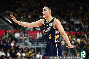 状态一般！胡明轩10中3拿到9分3板5助1断 犯满离场