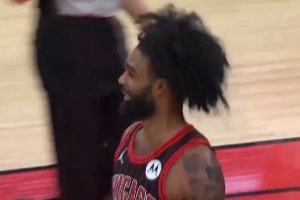 怀特突破抛投打进&公牛一波14-0攻势完成反超 期间米西两罚不中