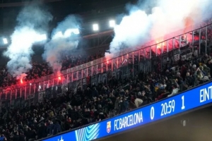 欧足联处罚法兰克福:罚3.8万欧禁售一场客场门票 与巴萨协商赔偿