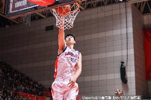 一柱擎天！徐昕7投5中拿到13分12篮板1助1帽 6个前场板很亮眼