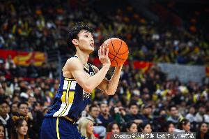 其他人干啥呢？徐杰半场三分5中3 广东其他球员合计12中0