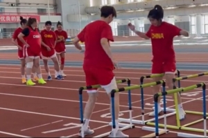 中国篮球之队分享女篮集训动态：田径场速度力量和灵活性专项训练