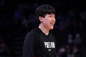 杨瀚森高效砍31分8板3助 队友太独了 小杨最后四分钟光跟着折返跑