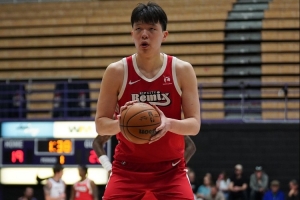 媒体人：杨瀚森进攻高效 但还是暴露出体能和防守问题仍需努力