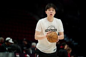 媒体人:罗威轮休斯普利特完全可以练小杨3分钟 打得不好换就行了