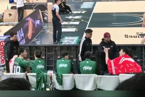 骂得真脏?郭昊文和赵柏清在替补席分坐两端互相指着对方鼻子骂