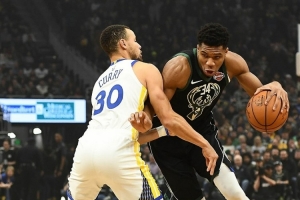 苏群:NBA鼓励雄鹿把字母给勇士 让勇士卖110亿 拉动别队一起升值