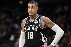 主攻手！库兹马9中6砍半场最高17分 三分5中2