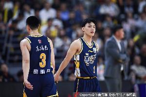 媒体人:广东近期低迷&这个半场让人惊喜 徐杰胡明轩重新有球在手