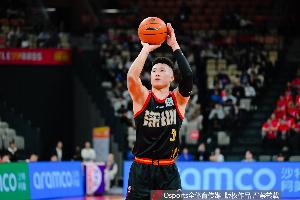 进攻全面打开！贺希宁半场7中6&三分3中3砍下17分3板2助